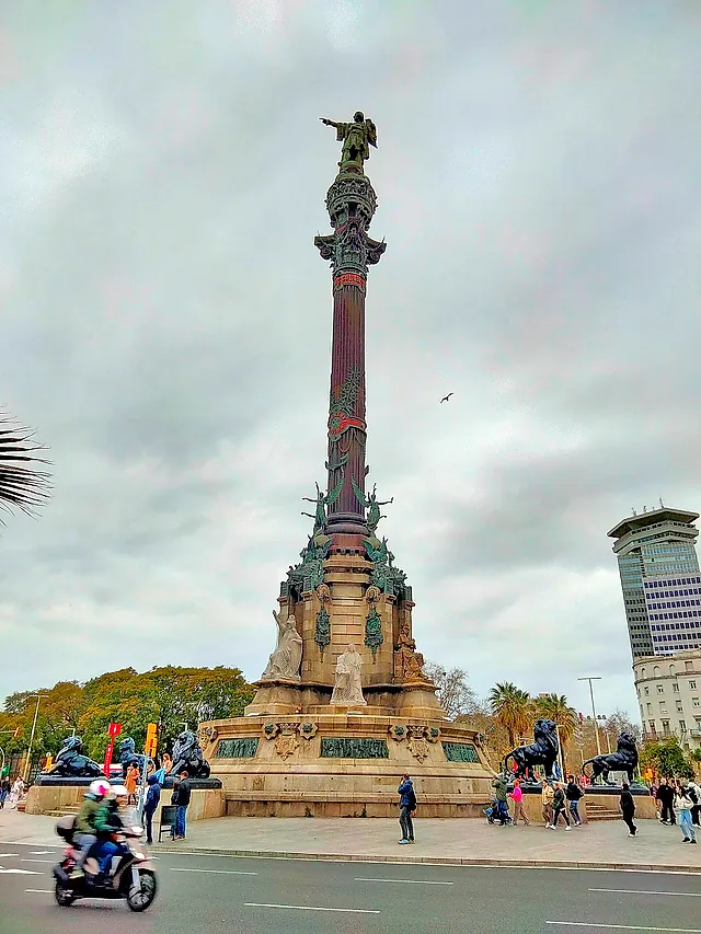 Il Monumento a Colombo che si alza sulla Plaça Portal de la Pau, ai piedi della Rambla