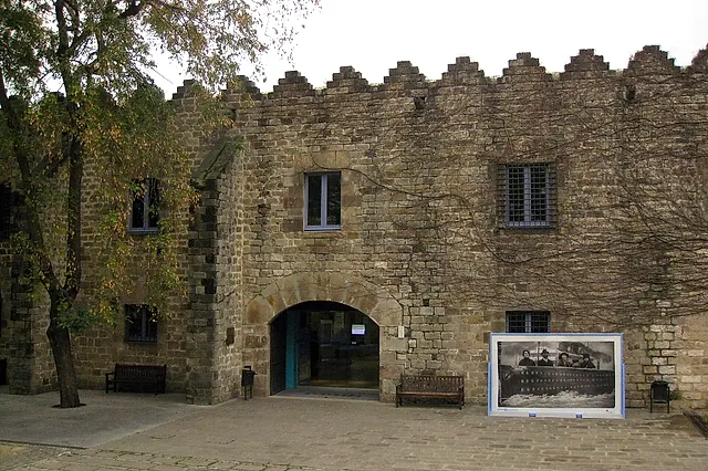 Le mura di pietra merlate delle Drassanes, gli antichi cantieri navali che ospitano il Museo Marittimo