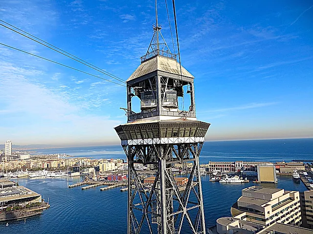 La sommita' della Torre Jaume I del Telefèric del Port, con il porto e il mare dietro